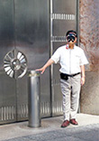 ニューヨーク５番街ティファニーの前で、黒色尉を掛けた玄正氏　Mr.Gensho put on Kokushikijyoh at Fifth Avenue front of the Tiffany in NY